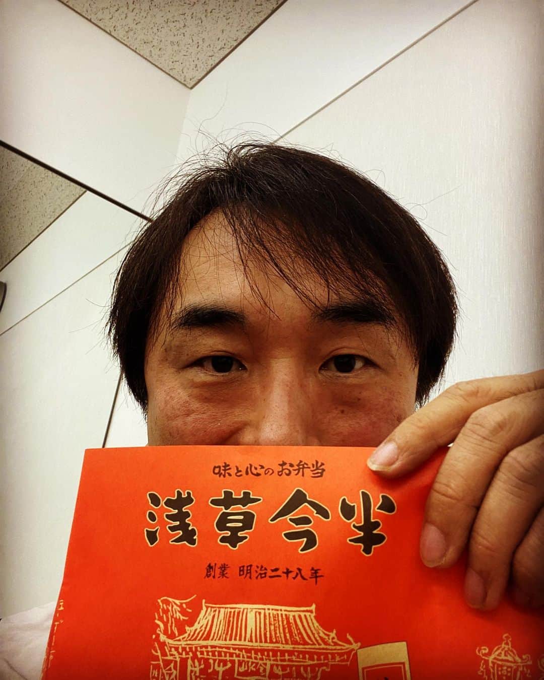関智一のインスタグラム：「まだ本調子とはいきませんが😭 今日から少しずつ復活 皆さんにご迷惑掛けまくって 本当に申し訳ないです。。。 テレ朝さんの楽屋で今半弁当を頂き パワーチャージ！」
