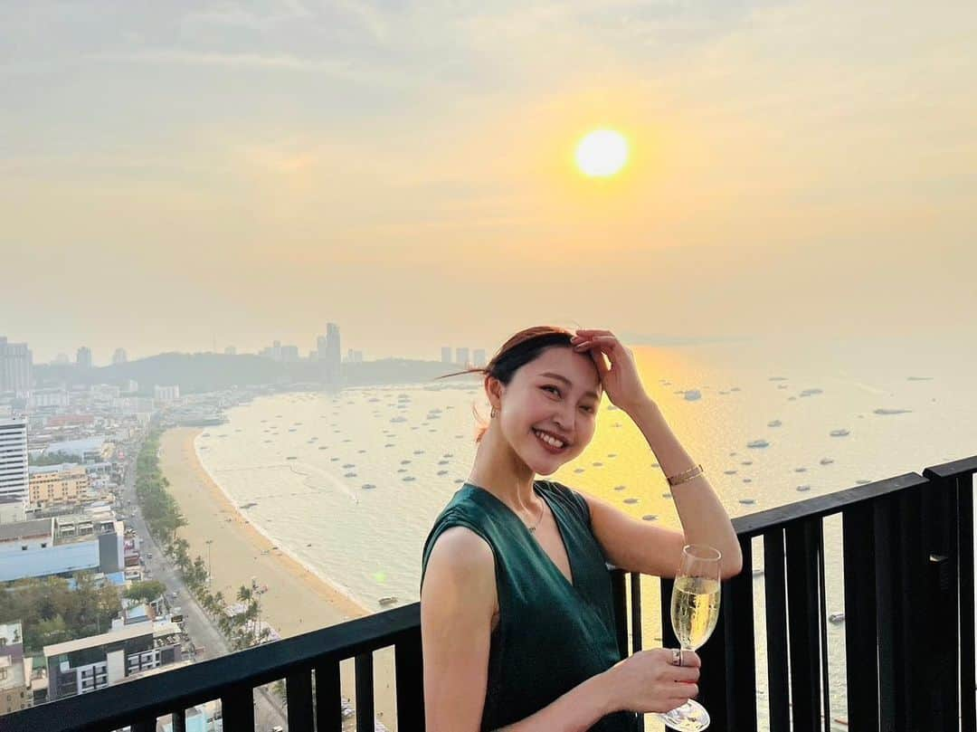 柳田菜月さんのインスタグラム写真 - (柳田菜月Instagram)「来週はまたこの国へ🇹🇭 綺麗な海を見られますように🐚 . #旅行の思い出  #スカイバー #パタヤ #パタヤビーチ #タイ旅行  #サンセット  #travelphotography #sunset  #skybar #goodday」7月8日 20時00分 - natsuki.3190