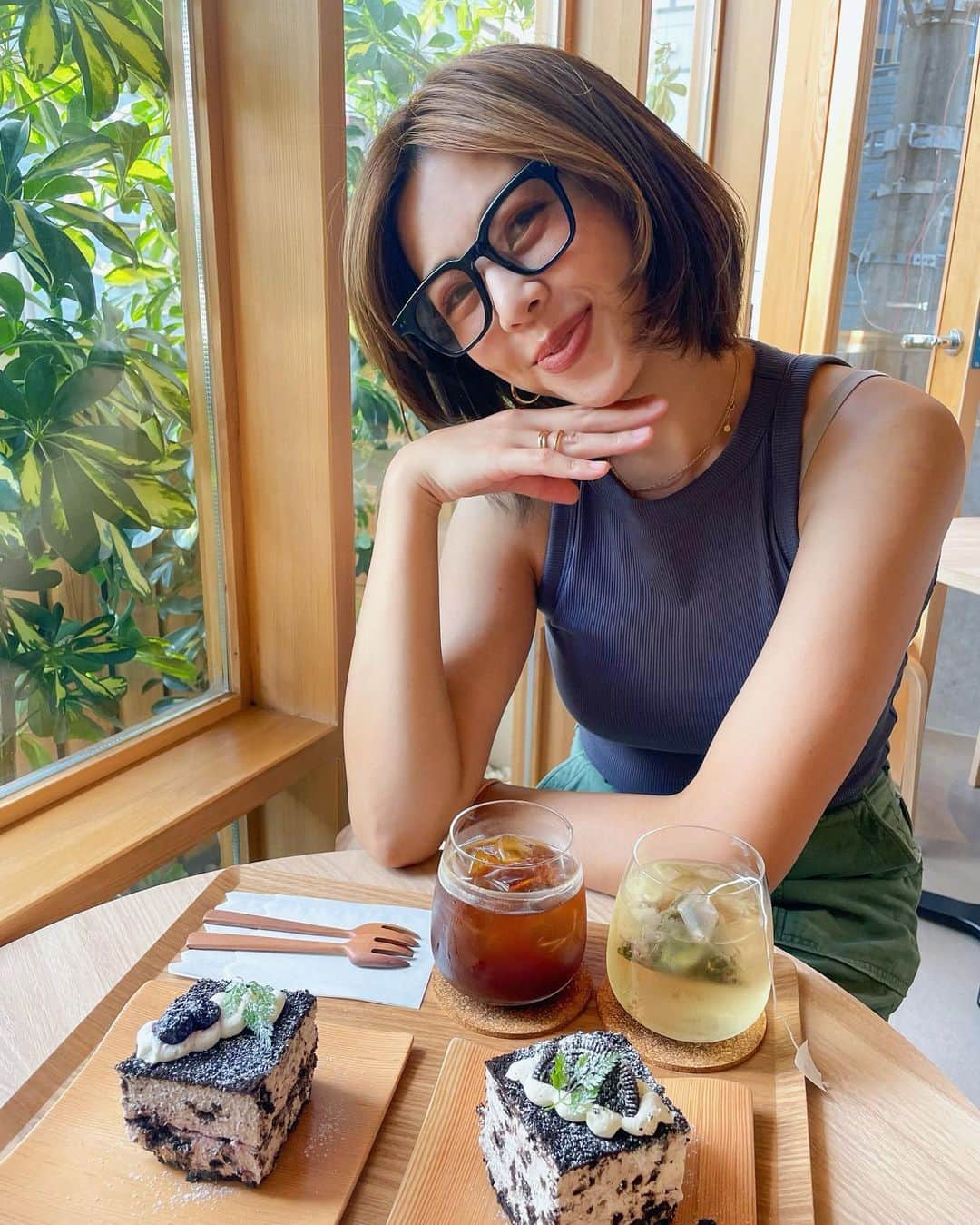 吉田夏海のインスタグラム：「新大久保でたまたま入ったカフェが広くて可愛くていい感じだった☕️🩷  @cafe.place_ne  #新大久保 #新大久保カフェ」