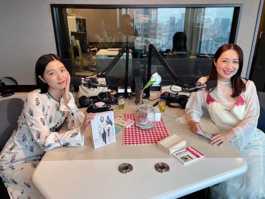 小谷実由のインスタグラム：「#おみゆの好き蒐集倶楽部 犬山紙子さんをお迎えしての後編が更新されました！🐕🌹  今回は紙子さんが最近好きになった俳句についてお伺いしています🎋十七音の中に含まれる凝縮された景色や感情。俳句でなら表現できたあのときの出来事。聞けば聞くほどとても魅力的な世界でした。早速、夏井いつき先生の「世界一わかりやすい俳句の授業」を今日から読み始めています、、📖💫  紙子さんにとっての好きとは、、！好きの気持ちって日々を動かす原動力ですよね🦀💕  @omiyuno_sukiclub」
