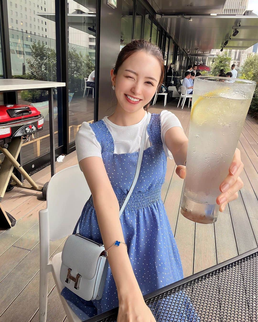 小川真葵さんのインスタグラム写真 - (小川真葵Instagram)「かんぱーい🍻💓🍋 このあとほろ酔いでジム行ったの褒めて←  RÍNÓÁのこのワンピしわにならないから、ジムで着替えてバッグ入れっぱなしでも大丈夫なの助かるー🏃‍♀️  使用コスメ最後に載せてます✌︎  #tuffe #トゥッフェ #大丸心斎橋  #心斎橋ランチ #テラスカフェ  #constance #コンスタンスミニ #水色向上委員会」7月8日 17時00分 - aoi1002_