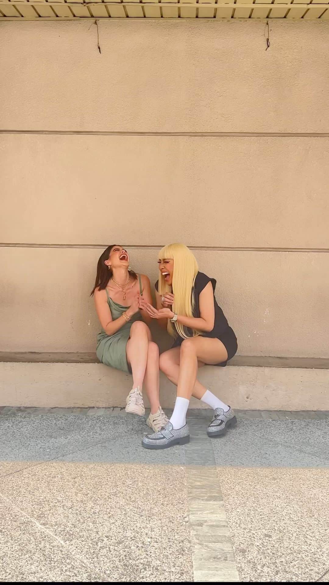アン・カーティスのインスタグラム：「Bakit 🤸🏻‍♀️ masaya 🤸🏻‍♀️ ang 🤸🏻‍♀️ beshie 🤸🏻‍♀️ ko? Hindi kayo true friends kung hindi kayo ganito tumawa 😂 @praybeytbenjamin」