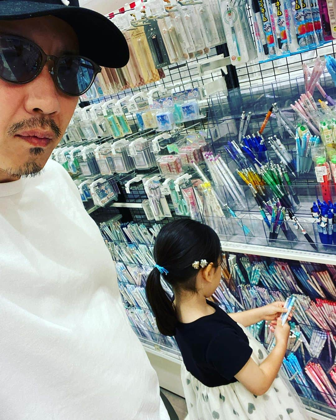 藤原一裕さんのインスタグラム写真 - (藤原一裕Instagram)「娘の文房具沼に引きずり込まれております。。。  #父と娘 #文房具 #沼」7月8日 16時12分 - fjwrkzhr