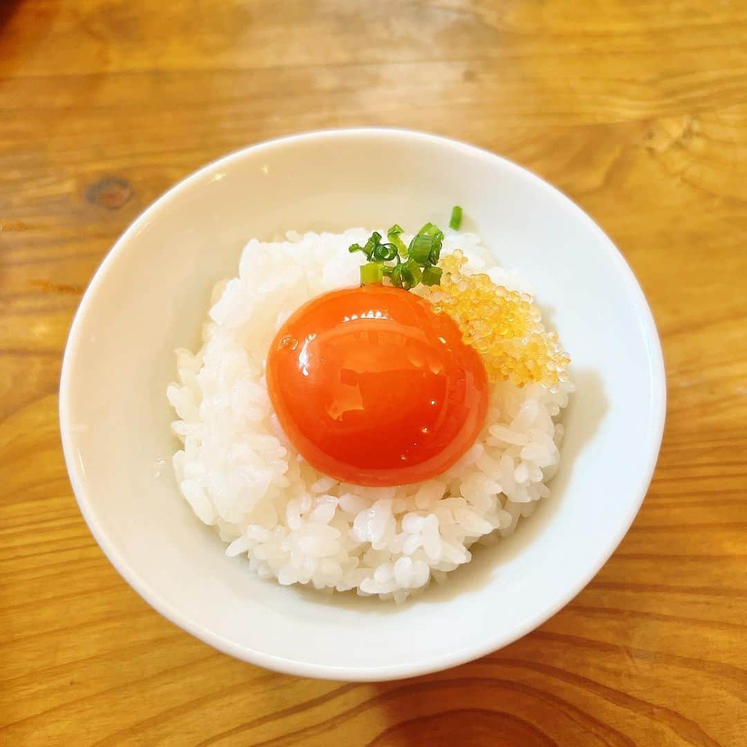 中城あすかさんのインスタグラム写真 - (中城あすかInstagram)「また、波のへいくら丼を食べに行きました！  上質ないくらの食べ比べ、美味しかった✨  4種類全て食感や味が違うの。  今回もネギトロ追加で！  〆の卵かけご飯も濃厚で美味しかった😌  またすぐ行きますっ！  #波の #いくら丼 #いくら食べ比べ #いくら #海鮮丼 #海鮮 #自由が丘 #自由が丘ランチ」7月8日 16時13分 - asukanakajo