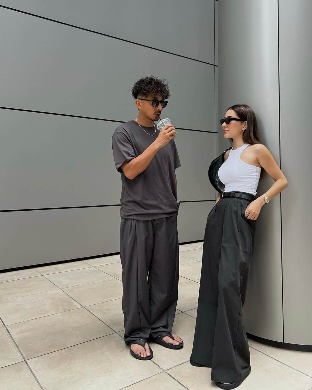 のインスタグラム：「@studiodoe 🔗  台湾のおしゃれブランド "STUDIO DOE" で夫婦コーデ  ユニセックスラインも展開してるから、男女兼用で一緒にシェアできるのがいいよね🫰🏼  私のトップスはカップ付きだから１枚で着てます🩶  彼が羽織ってるジャケットとTシャツもユニセックスだから今度借りよっと🗞️  #DoeYourself #studiodoe」