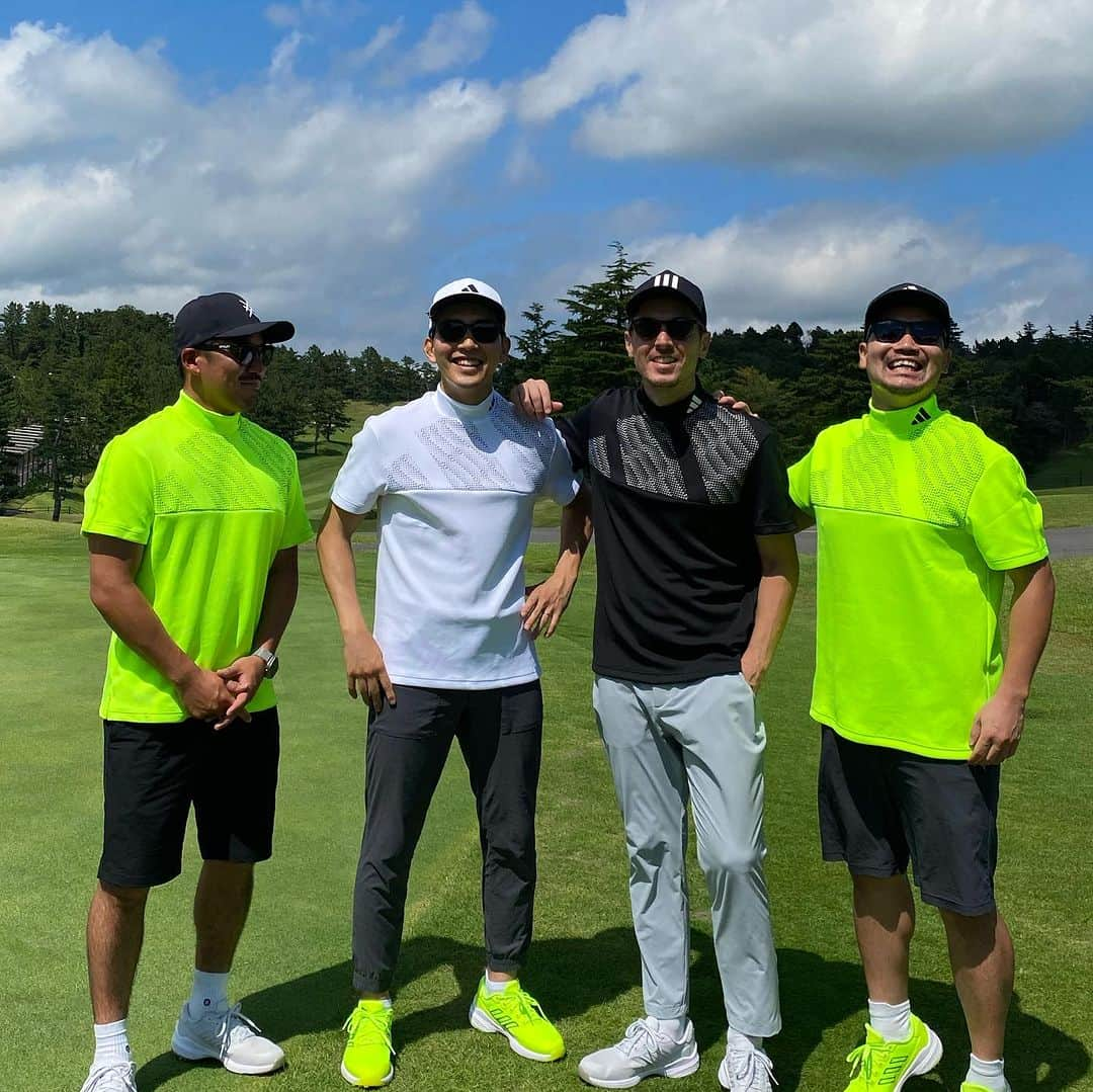 森豪士さんのインスタグラム写真 - (森豪士Instagram)「アディダスZG23VENTを履いて、皆んなでラウンド⛳️ 軽いし、夏仕様で通気性も良くて、この夏は大活躍しそうなシューズでした✌🏽 楽しいメンバーとGood vibesなラウンド有難う御座いました😝 #ZG23VENT #adidas #adidasgolf #アディダスゴルフ #ずっとゴルフ」7月8日 16時21分 - tsuyoshimori