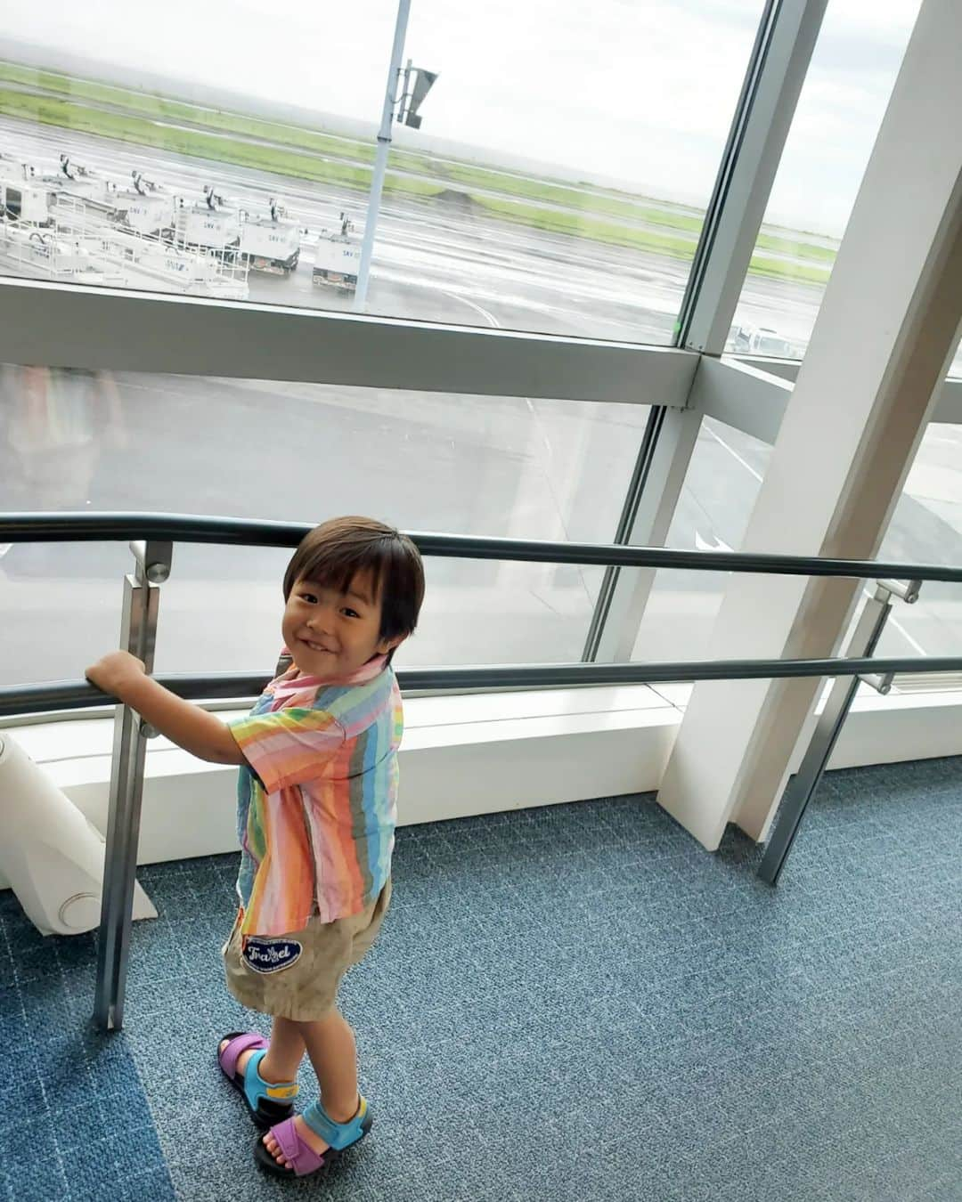 西真理子さんのインスタグラム写真 - (西真理子Instagram)「✈福岡の旅✈　1.July.2023  乗り物好き息子✈ 飛行機は今回で5回目かな☺️？✈はもちろん働く車に大興奮‼️ 前回より空の景色を楽しんだり、窓の色が変わる事、TVも終始おしゃべりして楽しんでました😊 九州地方大雨災害警報発令でしたが無事到着😁雨は止んで晴れてました☀　  福岡到着後向かった先は…🍜 あり過ぎで迷いましたが老舗の【だるま】へ🥰初めての本番豚骨ラーメン🍜 匂い、見た目も初めての感じ…お味はウマー‼️臭みも食べると感じずコクの深さ🤩美味しいー😍 ラーメン好きの息子もママの殆ど食べ替え玉決定🤣息子用に頼んだ塩にぎりもこの通り『🍙もうめーな』の表情w本当よく食べました❤  #福岡の旅 #食い倒れ #1日目 #ママ目の調子悪く眼鏡 #災害警報発令 #フライト #働く車好き #ラーメン好き #博多の味だるま #2歳3ヶ月」7月8日 16時23分 - mari.nishi.7