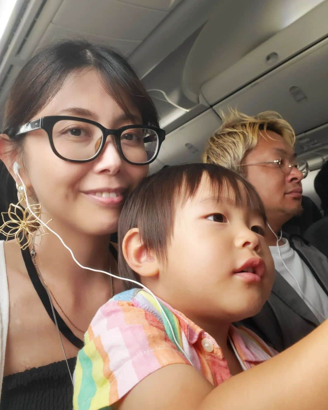 西真理子さんのインスタグラム写真 - (西真理子Instagram)「✈福岡の旅✈　1.July.2023  乗り物好き息子✈ 飛行機は今回で5回目かな☺️？✈はもちろん働く車に大興奮‼️ 前回より空の景色を楽しんだり、窓の色が変わる事、TVも終始おしゃべりして楽しんでました😊 九州地方大雨災害警報発令でしたが無事到着😁雨は止んで晴れてました☀　  福岡到着後向かった先は…🍜 あり過ぎで迷いましたが老舗の【だるま】へ🥰初めての本番豚骨ラーメン🍜 匂い、見た目も初めての感じ…お味はウマー‼️臭みも食べると感じずコクの深さ🤩美味しいー😍 ラーメン好きの息子もママの殆ど食べ替え玉決定🤣息子用に頼んだ塩にぎりもこの通り『🍙もうめーな』の表情w本当よく食べました❤  #福岡の旅 #食い倒れ #1日目 #ママ目の調子悪く眼鏡 #災害警報発令 #フライト #働く車好き #ラーメン好き #博多の味だるま #2歳3ヶ月」7月8日 16時23分 - mari.nishi.7