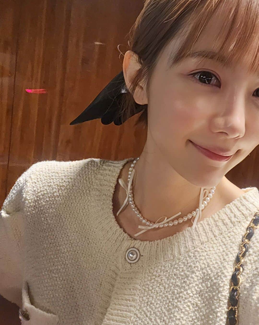 ユ・ハナのインスタグラム：「하아..27년지기친구의동생결혼식이라고쓰는데 세상에나 오래됐어🙈 늘 내집처럼 드나들던 집에  쪼꼬미로 잇던 녀석이 멋진 경찰이 되서 많은경찰들도보게 해주고🙈 크하앗 충성👮‍♂️ 차차는 애 넷이나 낳아놓고 한복입고 화장하니 새색시처럼 곱디곱더라 🌸   니가 도헌이한테 준 5만원은 내가 챙겼어. 왜냐면 내가 오늘 니 애들  원.투.쓰리.포  넷보느라 애썼자나💋라뷰!  나의 주말은, 이렇게👋」