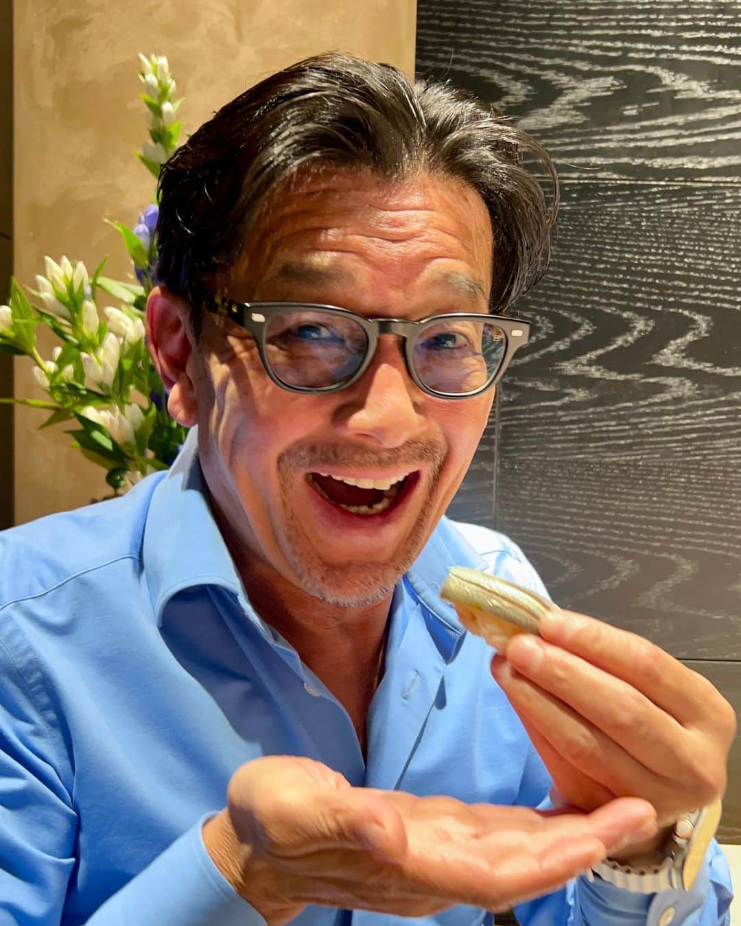 榊原信行さんのインスタグラム写真 - (榊原信行Instagram)「東京にはとにかく美味しいお鮨屋さんが星の数ほどありますよね。 そんな美味しいお鮨屋さんがひしめき合う東京で、特に私がお気に入りなのが永田町にあるお鮨屋さん“すし おうみ”さんです。先日もお邪魔して来ました。 相変わらず言葉にならないほどデラうまでした！ 最高！  There are many delicious sushi restaurants in Tokyo. In Tokyo, where there are many delicious sushi restaurants, my favorite sushi restaurant is “Sushi He is Ohumi” in Nagatacho. I went to that restaurant the other day. As always, it was "Dera-uma“ beyond words!Awesome!!  #すしおうみ #寿司 #鮨 #sushi #永田町 #永田町グルメ #nagatacho #Tokyo #バラさんの日常🌹 #バラさんオススメグルメ🌹」7月8日 16時35分 - nobu_sakakibara