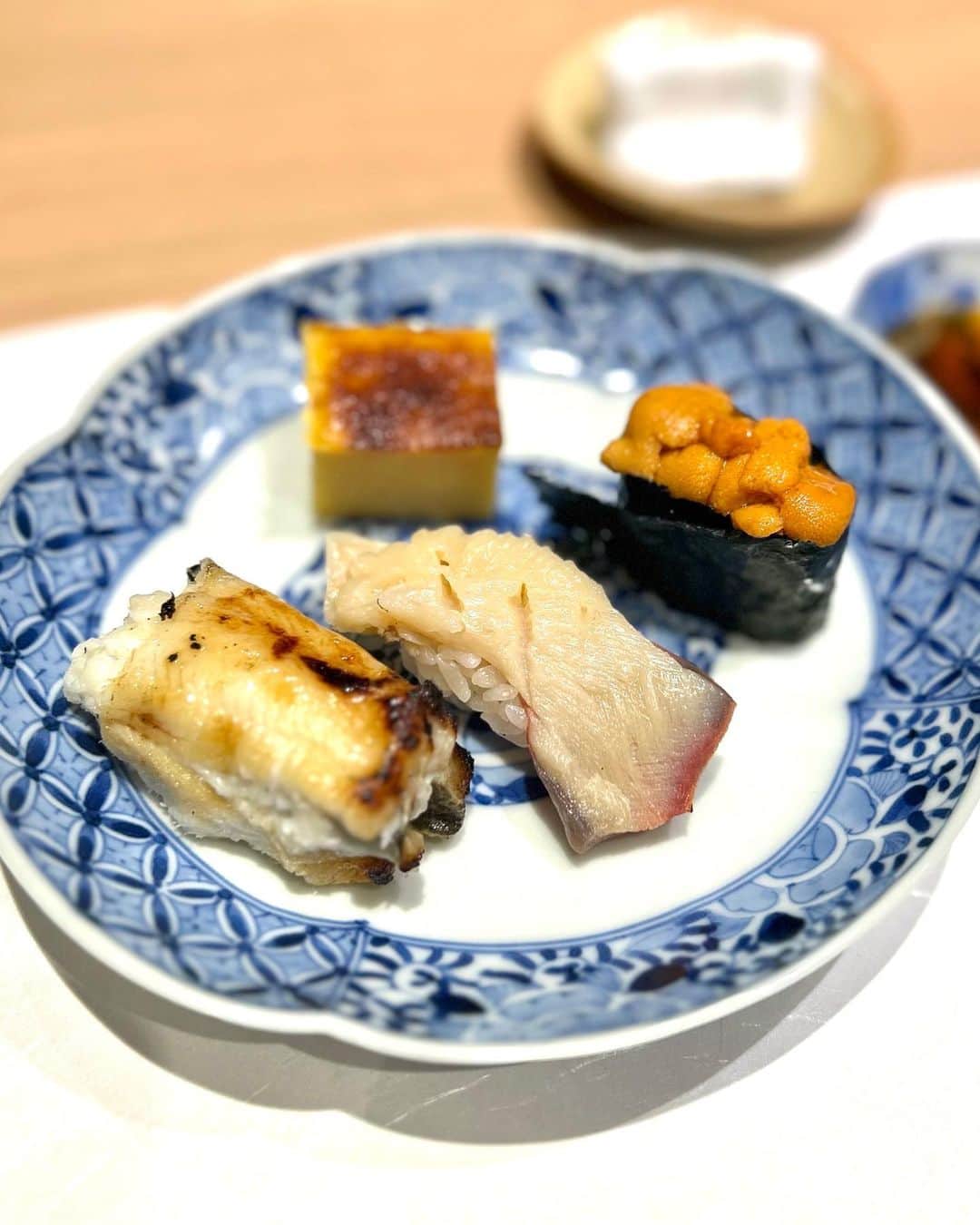 榊原信行さんのインスタグラム写真 - (榊原信行Instagram)「東京にはとにかく美味しいお鮨屋さんが星の数ほどありますよね。 そんな美味しいお鮨屋さんがひしめき合う東京で、特に私がお気に入りなのが永田町にあるお鮨屋さん“すし おうみ”さんです。先日もお邪魔して来ました。 相変わらず言葉にならないほどデラうまでした！ 最高！  There are many delicious sushi restaurants in Tokyo. In Tokyo, where there are many delicious sushi restaurants, my favorite sushi restaurant is “Sushi He is Ohumi” in Nagatacho. I went to that restaurant the other day. As always, it was "Dera-uma“ beyond words!Awesome!!  #すしおうみ #寿司 #鮨 #sushi #永田町 #永田町グルメ #nagatacho #Tokyo #バラさんの日常🌹 #バラさんオススメグルメ🌹」7月8日 16時35分 - nobu_sakakibara