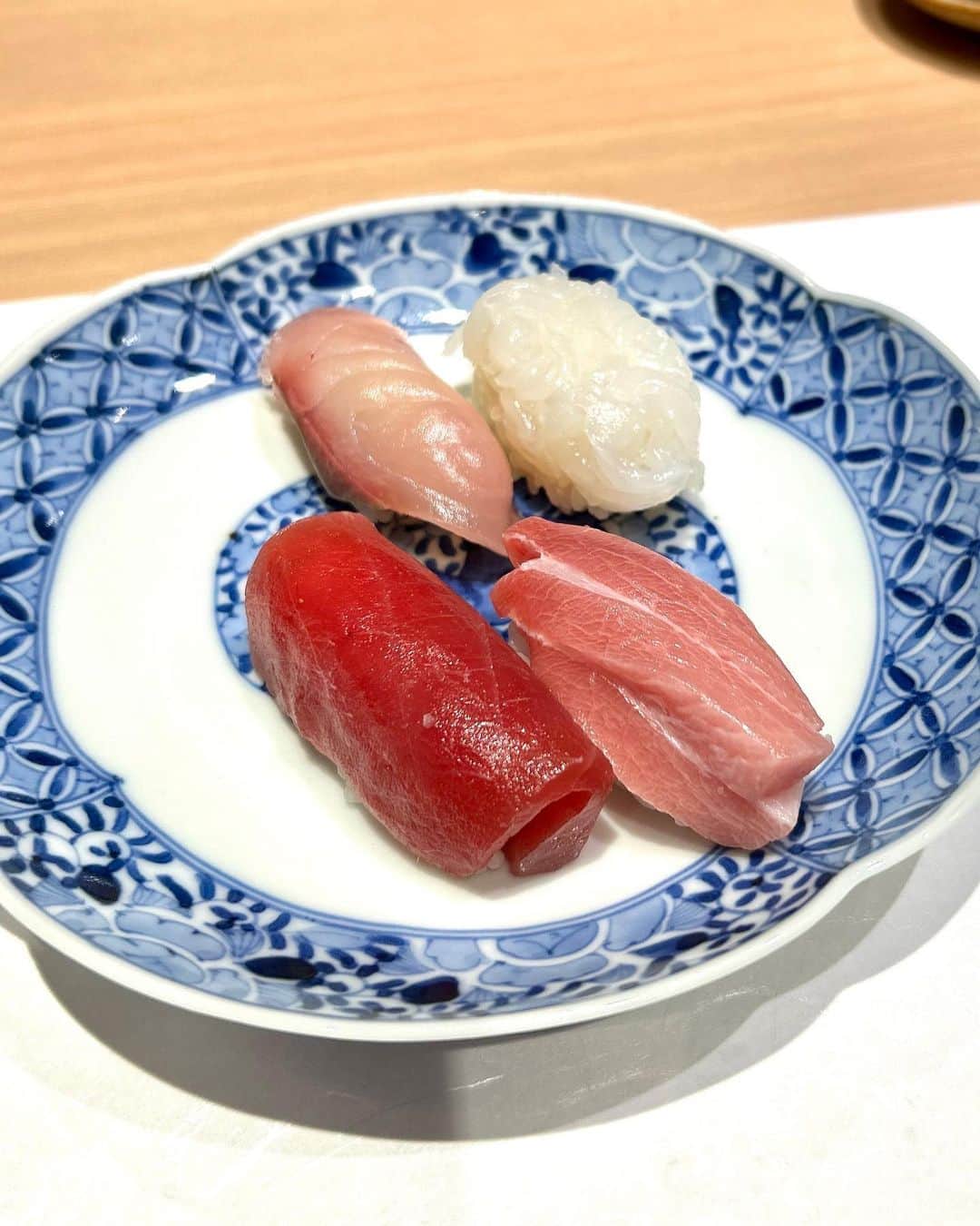 榊原信行さんのインスタグラム写真 - (榊原信行Instagram)「東京にはとにかく美味しいお鮨屋さんが星の数ほどありますよね。 そんな美味しいお鮨屋さんがひしめき合う東京で、特に私がお気に入りなのが永田町にあるお鮨屋さん“すし おうみ”さんです。先日もお邪魔して来ました。 相変わらず言葉にならないほどデラうまでした！ 最高！  There are many delicious sushi restaurants in Tokyo. In Tokyo, where there are many delicious sushi restaurants, my favorite sushi restaurant is “Sushi He is Ohumi” in Nagatacho. I went to that restaurant the other day. As always, it was "Dera-uma“ beyond words!Awesome!!  #すしおうみ #寿司 #鮨 #sushi #永田町 #永田町グルメ #nagatacho #Tokyo #バラさんの日常🌹 #バラさんオススメグルメ🌹」7月8日 16時35分 - nobu_sakakibara