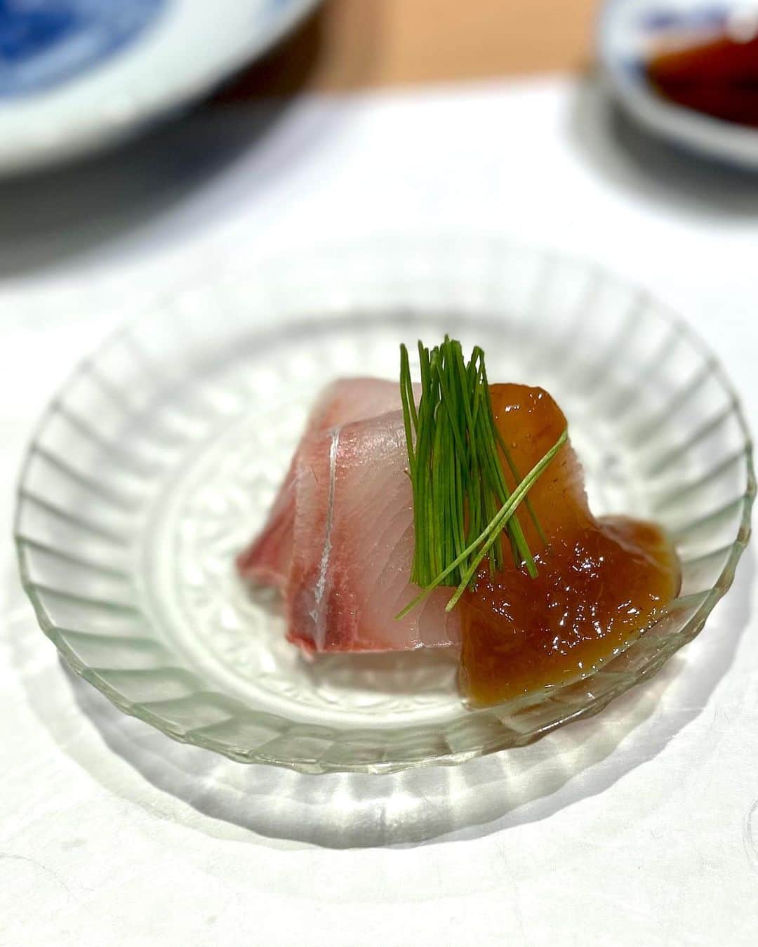 榊原信行さんのインスタグラム写真 - (榊原信行Instagram)「東京にはとにかく美味しいお鮨屋さんが星の数ほどありますよね。 そんな美味しいお鮨屋さんがひしめき合う東京で、特に私がお気に入りなのが永田町にあるお鮨屋さん“すし おうみ”さんです。先日もお邪魔して来ました。 相変わらず言葉にならないほどデラうまでした！ 最高！  There are many delicious sushi restaurants in Tokyo. In Tokyo, where there are many delicious sushi restaurants, my favorite sushi restaurant is “Sushi He is Ohumi” in Nagatacho. I went to that restaurant the other day. As always, it was "Dera-uma“ beyond words!Awesome!!  #すしおうみ #寿司 #鮨 #sushi #永田町 #永田町グルメ #nagatacho #Tokyo #バラさんの日常🌹 #バラさんオススメグルメ🌹」7月8日 16時35分 - nobu_sakakibara