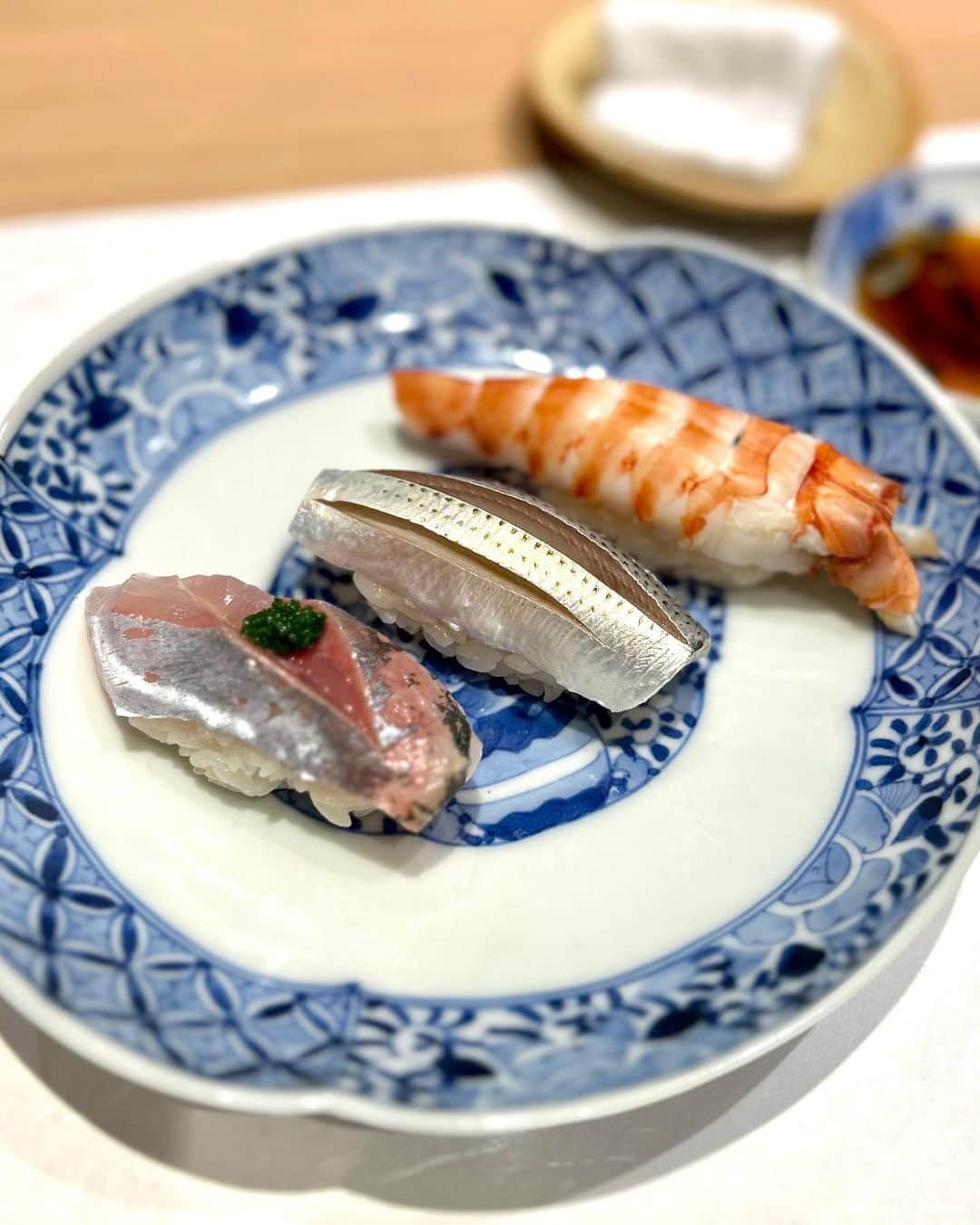 榊原信行さんのインスタグラム写真 - (榊原信行Instagram)「東京にはとにかく美味しいお鮨屋さんが星の数ほどありますよね。 そんな美味しいお鮨屋さんがひしめき合う東京で、特に私がお気に入りなのが永田町にあるお鮨屋さん“すし おうみ”さんです。先日もお邪魔して来ました。 相変わらず言葉にならないほどデラうまでした！ 最高！  There are many delicious sushi restaurants in Tokyo. In Tokyo, where there are many delicious sushi restaurants, my favorite sushi restaurant is “Sushi He is Ohumi” in Nagatacho. I went to that restaurant the other day. As always, it was "Dera-uma“ beyond words!Awesome!!  #すしおうみ #寿司 #鮨 #sushi #永田町 #永田町グルメ #nagatacho #Tokyo #バラさんの日常🌹 #バラさんオススメグルメ🌹」7月8日 16時35分 - nobu_sakakibara