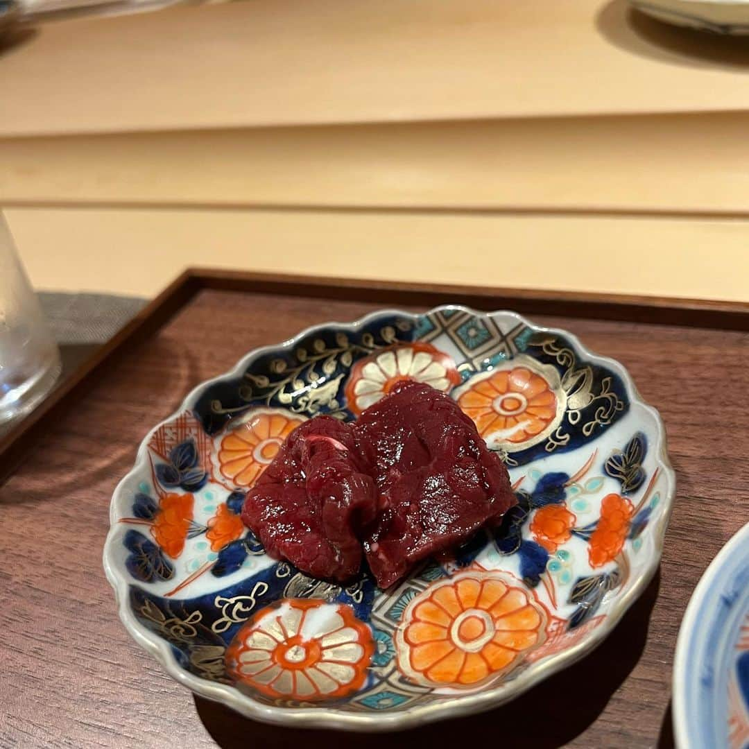 山下莉奈さんのインスタグラム写真 - (山下莉奈Instagram)「先日お誕生日会しました🎂  お寿司屋さんで🍣✨  この時期までの貴重なウニ丸ごと！！！ 初めての食べ方でした。 そのあと違うウニも食べ比べ😍丸ごとはさっぱりしつつ癖がないので永遠に食べれそう✨にぎりのウニは濃厚で海苔に負けない豊かな香り  どっちが好きか選べないくらい どっちも好き🤣❤️  しあわせごはんタイムでした✨」7月8日 16時30分 - rinayamashita