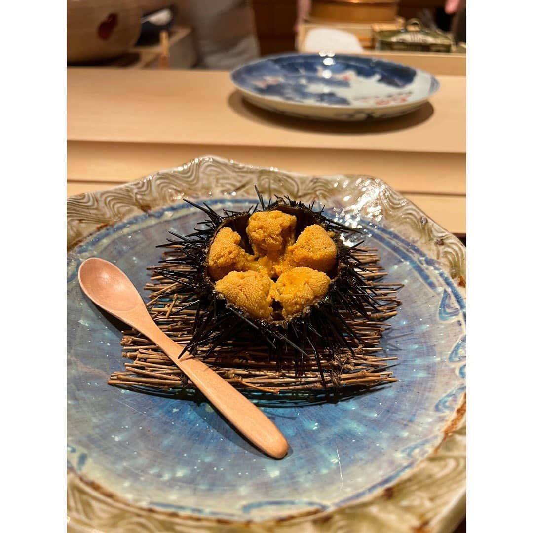 山下莉奈さんのインスタグラム写真 - (山下莉奈Instagram)「先日お誕生日会しました🎂  お寿司屋さんで🍣✨  この時期までの貴重なウニ丸ごと！！！ 初めての食べ方でした。 そのあと違うウニも食べ比べ😍丸ごとはさっぱりしつつ癖がないので永遠に食べれそう✨にぎりのウニは濃厚で海苔に負けない豊かな香り  どっちが好きか選べないくらい どっちも好き🤣❤️  しあわせごはんタイムでした✨」7月8日 16時30分 - rinayamashita