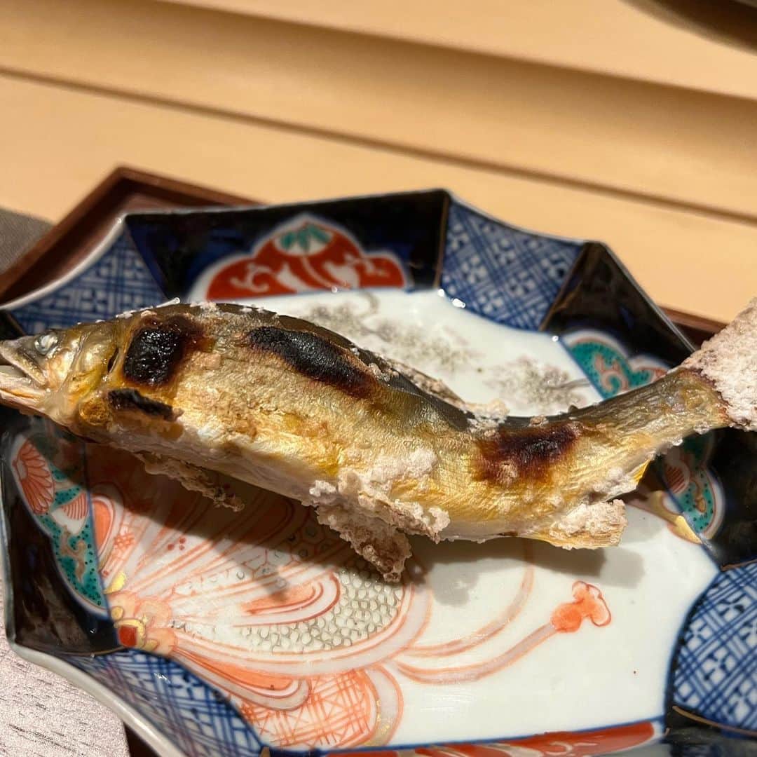 山下莉奈さんのインスタグラム写真 - (山下莉奈Instagram)「先日お誕生日会しました🎂  お寿司屋さんで🍣✨  この時期までの貴重なウニ丸ごと！！！ 初めての食べ方でした。 そのあと違うウニも食べ比べ😍丸ごとはさっぱりしつつ癖がないので永遠に食べれそう✨にぎりのウニは濃厚で海苔に負けない豊かな香り  どっちが好きか選べないくらい どっちも好き🤣❤️  しあわせごはんタイムでした✨」7月8日 16時30分 - rinayamashita
