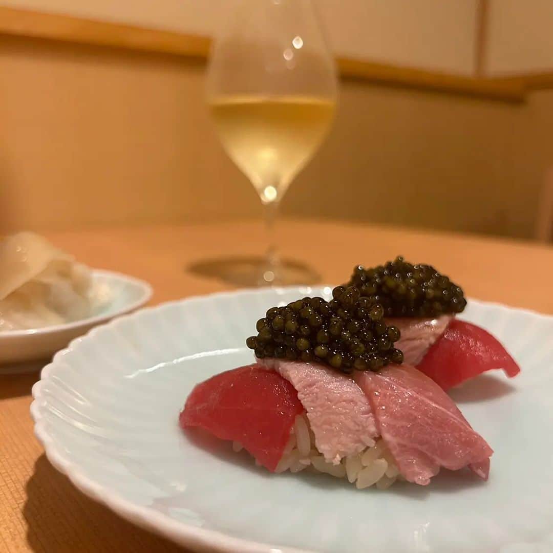 芥田愛菜美のインスタグラム：「. 急にお寿司投稿🍣🫶🏻  先日、川岸ゆかさん @gisshan3 にお誘い頂き、 やまのや別館すしのや @sushinoya22 に行ってきました！ 鮪ミルフィーユキャビア！？初めて食べました！  2人で一生懸命写真撮りながら食べて 店員さんにもお話楽しそうと声かけて頂くほど ほんとに美味しい楽しい時間でした。 ありがとうございます🙏🏻！ これからお世話なります👶🏼🤍笑  今回頂いたコースは フリードリンク付きで15000円 ソフトドリンクだと13500円だそうです！」