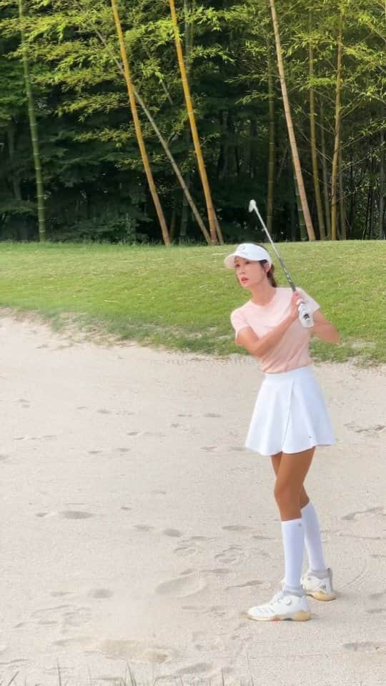 ハン・イェウォンのインスタグラム：「#순천파인힐스cc  여기서 많은 우여곡절이 있었지.. 벌써 한 5번째 방문 ! 코스도 좋고 관리도 잘되어있고 재밌고 쉽지않고  골프텔두 좋아요~~~~!!  #골프#골프스타그램」
