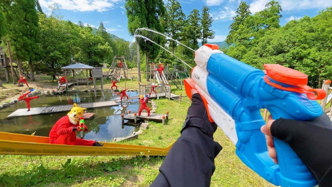 Kamiwaza Trickshotsのインスタグラム：「Nerf War | Amusement Park Battle 40🔫 ナーフ戦争 | ウッディパル余呉編🔥公開  今回の舞台は滋賀県にあるアウトドア宿泊施設！ アスレチックやパターゴルフ、コテージなど施設全体を使った熱きナーフの戦いをお見逃しなく😎🔥  @woodypalyogo  お忙しいなか撮影に全面協力して頂き本当にありがとうございました🙏  @kamiwaza.tomo @nari_kamiwaza @hidetorian  #nerf #nerfwar #nerfgun  #youtube #woodypal #yogo #ウッディパル余呉」