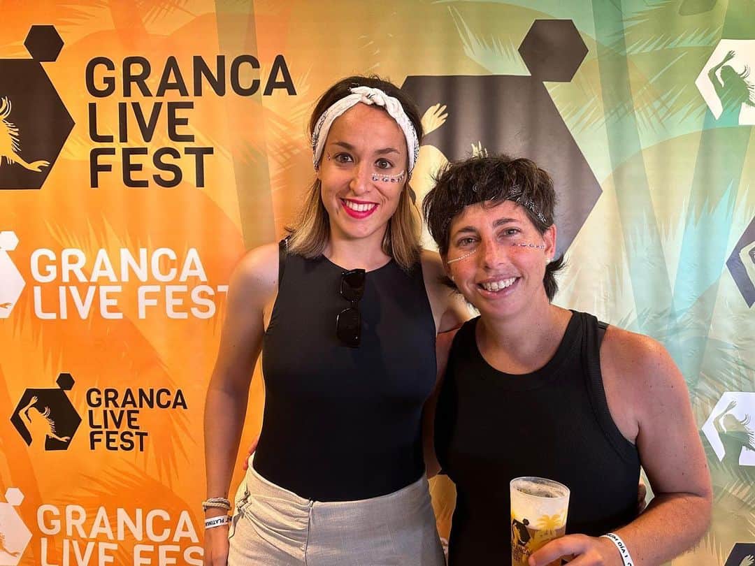 カルラ・スアレス・ナバロのインスタグラム：「Que gran espectáculo nos brindaron todos los artistas ayer en la primera jornada del @grancalivefest 🔝💃🏻🍻  ¡Muchas gracias por la invitación y dejarnos disfrutar, hoy repetimos!」