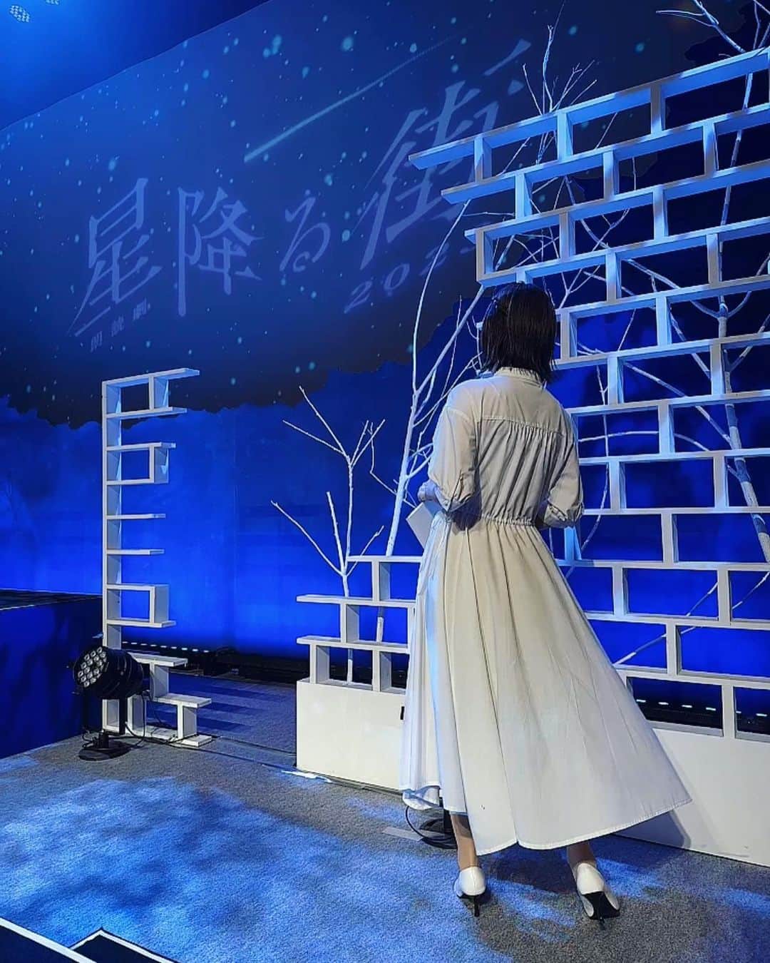 小松未可子さんのインスタグラム写真 - (小松未可子Instagram)「朗読劇「星降る街」 Aチーム公演終了しました！ ご来場ありがとうございました。  七夕にまつわる素敵な思い出が出来ました…🎋  真っ白な衣装に映える星空の青がとても綺麗で幻想的な時間でした🌟  そして最後に劇場のエレベーターが広すぎてテンション上がっている現実のわたしのすがた。(片手には差し入れのお菓子を握りしめ)  さ…て…  髪切るか…😎」7月8日 22時05分 - mikako_komatsu