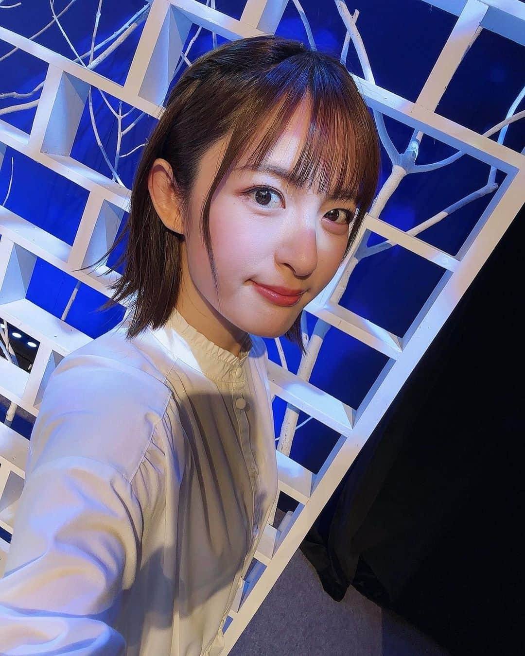 小松未可子のインスタグラム：「朗読劇「星降る街」 Aチーム公演終了しました！ ご来場ありがとうございました。  七夕にまつわる素敵な思い出が出来ました…🎋  真っ白な衣装に映える星空の青がとても綺麗で幻想的な時間でした🌟  そして最後に劇場のエレベーターが広すぎてテンション上がっている現実のわたしのすがた。(片手には差し入れのお菓子を握りしめ)  さ…て…  髪切るか…😎」