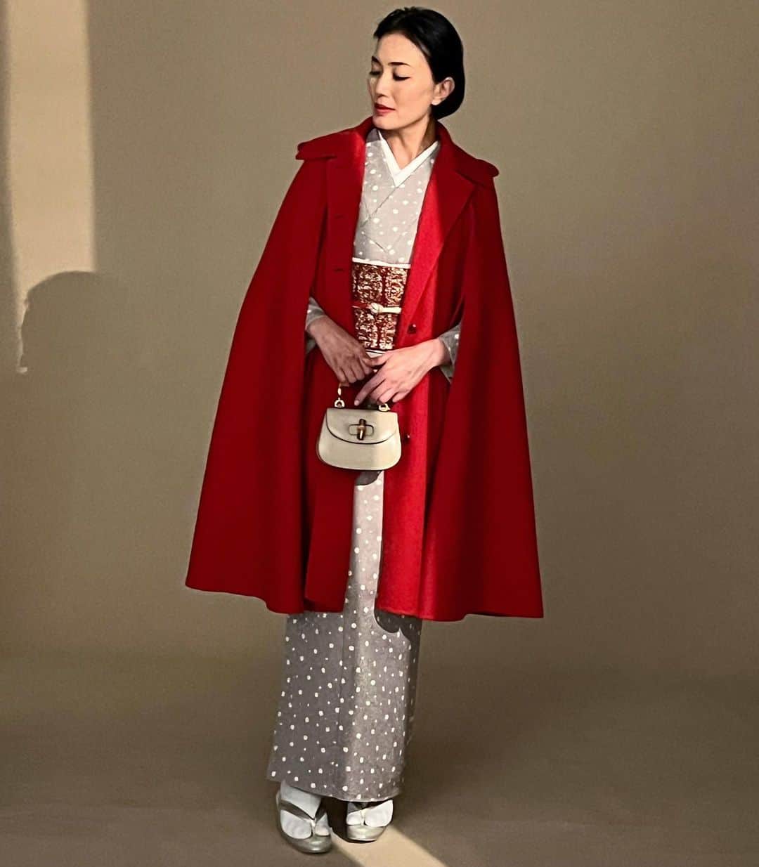 板谷由夏 のインスタグラム：「久しぶりのお着物。 背筋伸びた。 今年こそは、今年こそは、日常に！着物を！ と思いながら、もうすっかりいい大人だ。 何年そう思っているんだ、あたし。 ひとまず着物のお仕事は積極的にやりたいと 思った次第であります。 風が強い夜。天気も不安定。 みなさま、気をつけてくださいね。」
