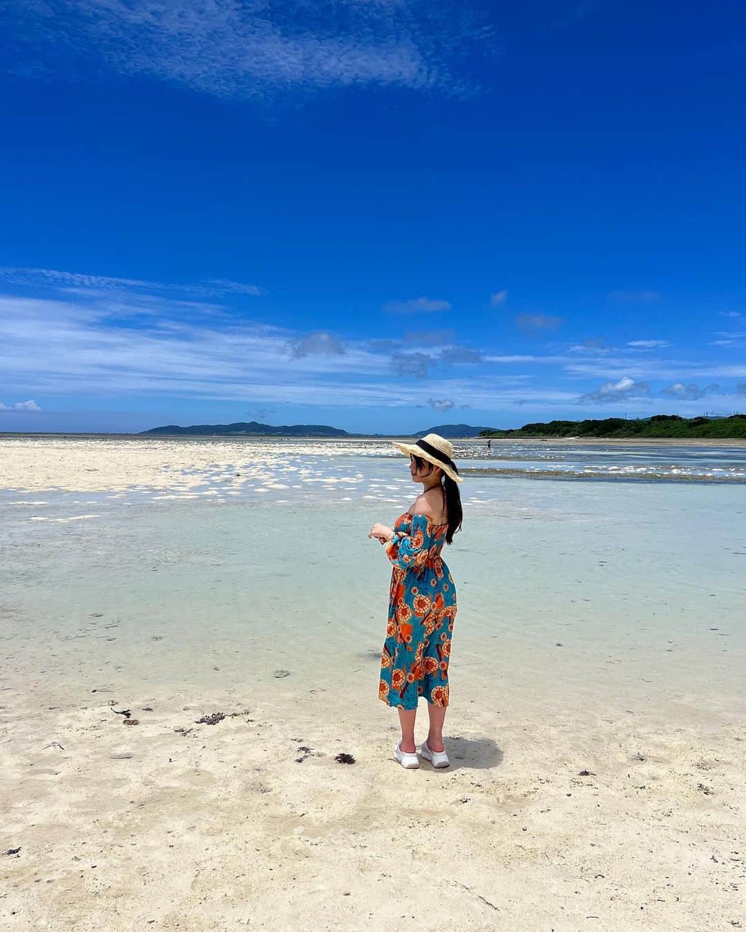 ちとせよしののインスタグラム：「竹富島も行ったよー！こちらはコンドイビーチ⛱ とにかく空と海の色が綺麗すぎて感動…！(∩T꒳T∩)♡ 石垣島行く時はぜひ小島の方も行ってみてください✨️  汗だくになった……🤤  #石垣島 #竹富島 #コンドイビーチ #夏コーデ #ロングワンピース #オフショル #麦わら帽子」