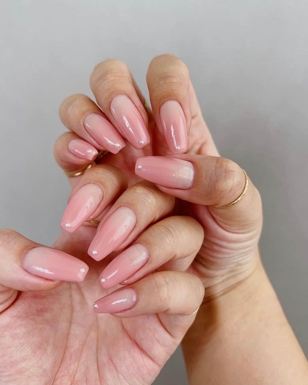 のインスタグラム：「⠀ ネイルぅぅぅぅ💅 @esnail_japan   安定のピンクネイル。 今回はグラデーションで先端にパールを♡  よく聞かれるのですが、 爪はいつも自爪です👌 爪の強さと形はけっこういい方な俺😏  ⠀ さっ。 帰ってセレブリティの最終回観る🫨」