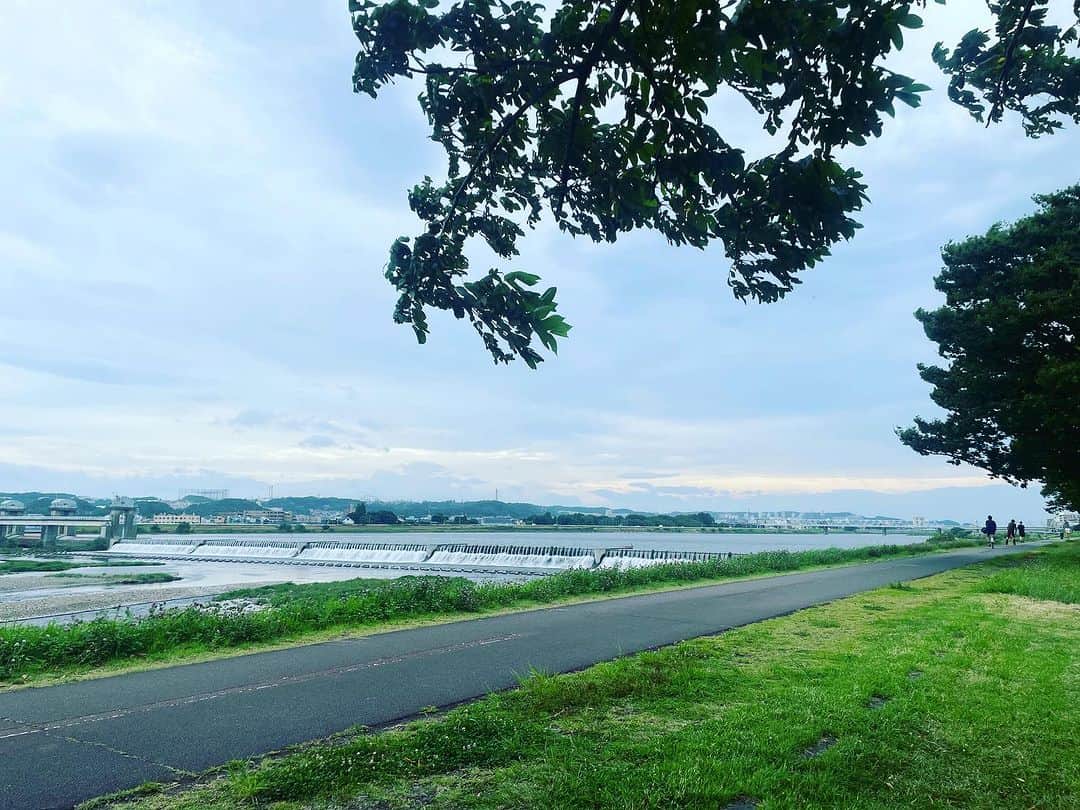 一三さんのインスタグラム写真 - (一三Instagram)「今週もやって来ました多摩川河川敷。  寄り道したので自宅から約20km。  ナビで検索すると徒歩で4時間超。  さすがに徒歩では来てませんが。  風が気持ち良い。。。」7月8日 16時36分 - ichizou.co.jp