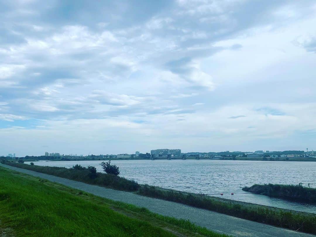 一三さんのインスタグラム写真 - (一三Instagram)「今週もやって来ました多摩川河川敷。  寄り道したので自宅から約20km。  ナビで検索すると徒歩で4時間超。  さすがに徒歩では来てませんが。  風が気持ち良い。。。」7月8日 16時36分 - ichizou.co.jp