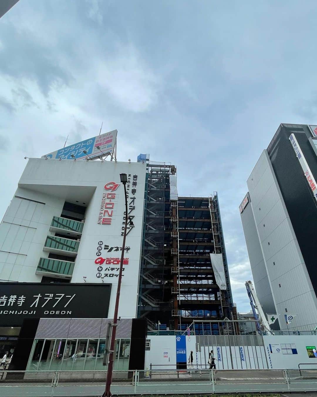 森田繁のインスタグラム：「吉祥寺。 ふと気づけば、映画館の横にはなにが建っていたっけ？」