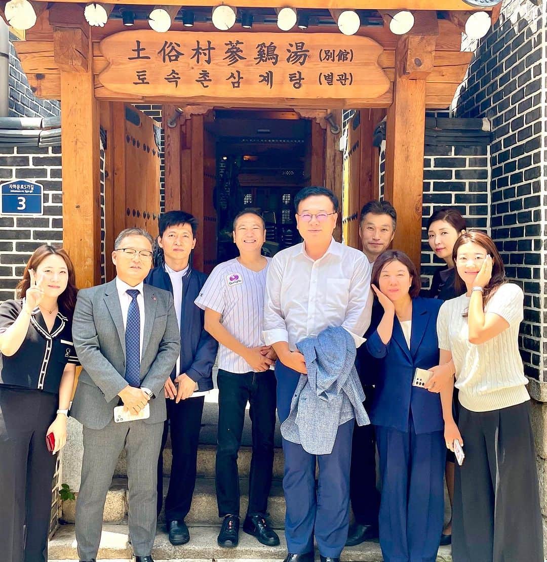 のインスタグラム：「LOTTE本部長やLOTTE HOTEL支配人らとランチで参鶏湯を食べに来ました。日本ではあまり好きでは無いのですがこの店の参鶏湯は大好きです⤴️❗️。 国家間では日韓関係は今は良好だそうです。三回目の韓国ですが日韓関係が悪いと言われている時にも来ました。 しかし私や私の周りの日本人は皆んな変わらず韓国が好きですし韓国人もいつも私達にとても親切です。 国家間の関係が良好とか悪いとか何なのでしょう？。 国家とは政治共同体ですが民意をもっと反映したものであって欲しいです。 兎に角、私は今迄ずっと良好だった民間外交を今後も続けていくと同時に良好であり続けられる様に努力します＼(^o^)／。 #toshiyoroizuka #鎧塚俊彦　#トシヨロイヅカ　#韓国　#korea #参鶏湯　#LOTTE #LOTTEHOTEL  I came to eat Sankeitan for lunch with the manager of LOTTE and the manager of LOTTE HOTEL. I don't like it very much in Japan, but I love the chicken soup at this store. It is said that relations between Japan and South Korea are good now. This is my third visit to South Korea, and I came here at a time when Japan-Korea relations were said to be bad. However, I and the Japanese people around me still love Korea, and Koreans are always kind to us. What makes relations between nations good or bad? . A nation is a political community, but I would like it to reflect the will of the people more. Anyway, I will continue to do my best to continue the good private diplomacy that has been going on so far, and at the same time I will do my best to keep it going \(^o^)/.」