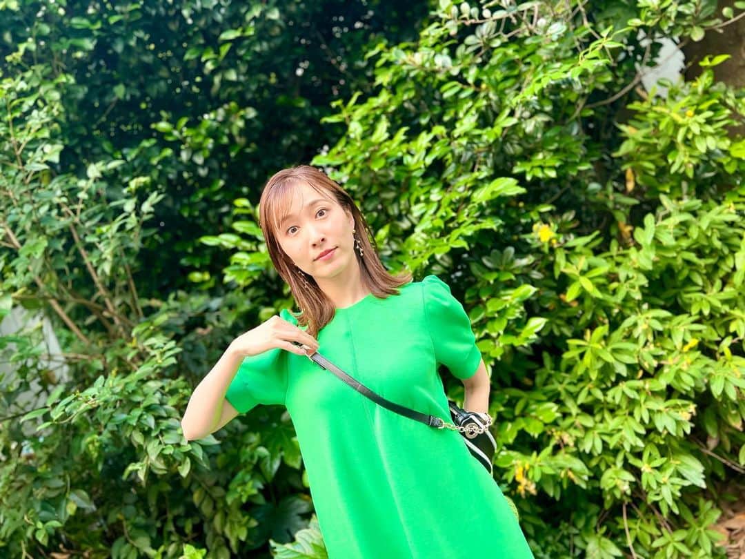 実咲凜音さんのインスタグラム写真 - (実咲凜音Instagram)「. 最近greenがさらに好きになり， とうとうさっき ネイルまでgreen🌳にしてしまいました🫢💚  みりおん。 #2023夏 #灼熱の暑さ」7月8日 16時42分 - misaki_rion