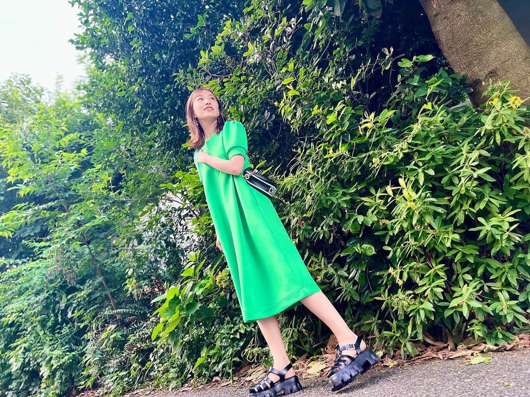 実咲凜音のインスタグラム：「. 最近greenがさらに好きになり， とうとうさっき ネイルまでgreen🌳にしてしまいました🫢💚  みりおん。 #2023夏 #灼熱の暑さ」