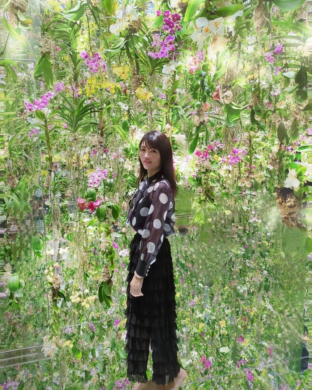 三宅裕子のインスタグラム：「⁡ ⁡⁡𝐭𝐞𝐚𝐦 𝐋𝐚𝐛★𝐏𝐥𝐚𝐧𝐞𝐭𝐬⁡ ⁡⁡@teamlab.planets ⁡ ⁡久しぶりに親子で⁡ ⁡チームラボプラネッツ豊州に⁡ ⁡行ってきたよ🎶 ⁡⁡⁡⁡ ⁡平日夕方~行ったけれど混んでいて⁡ ⁡相変わらずの人気に驚いた😳⁡⁡⁡ ⁡⁡ ⁡水、花、光、宇宙空間とエリアが分かれていてアートの一部に溶け込める⁡ ⁡ここでしか体験できない⁡ ⁡感覚なの。⁡ ⁡⁡ 特にガーデンエリア💐⁡が大好き🐰 ⁡ここが本当癒される…♡⁡⁡ ⁡⁡ ⁡⁡ ⁡夏休みのお出かけ⁡⁡spotに⁡ ⁡おすすめだよ👌🏻´-⁡ ⁡⁡ ⁡⁡⁡ ⁡.*･ﾟ　.ﾟ･*.⁡⁡ 広島、北京は今月⁡ ⁡秋には名古屋にもできるみたい♡⁡ ⁡⁡⁡  気になる方は⁡ ⁡⁡是非チェックしてみてね❣️  ⁡ ¸☆*･ﾟ⁡ ⁡⁡PR @teamlab.planets #チームラボ #デートスポット ⁡ ⁡#東京観光 #東京旅行 #teamlab #teamlabplanets ⁡ ⁡#チームラボプラネッツ #豊洲 #夏休み #夏休みお出かけスポット ⁡ #親子でおでかけ ⁡ ⁡#tokyolife  #tokyomodel  #japanesemodel」