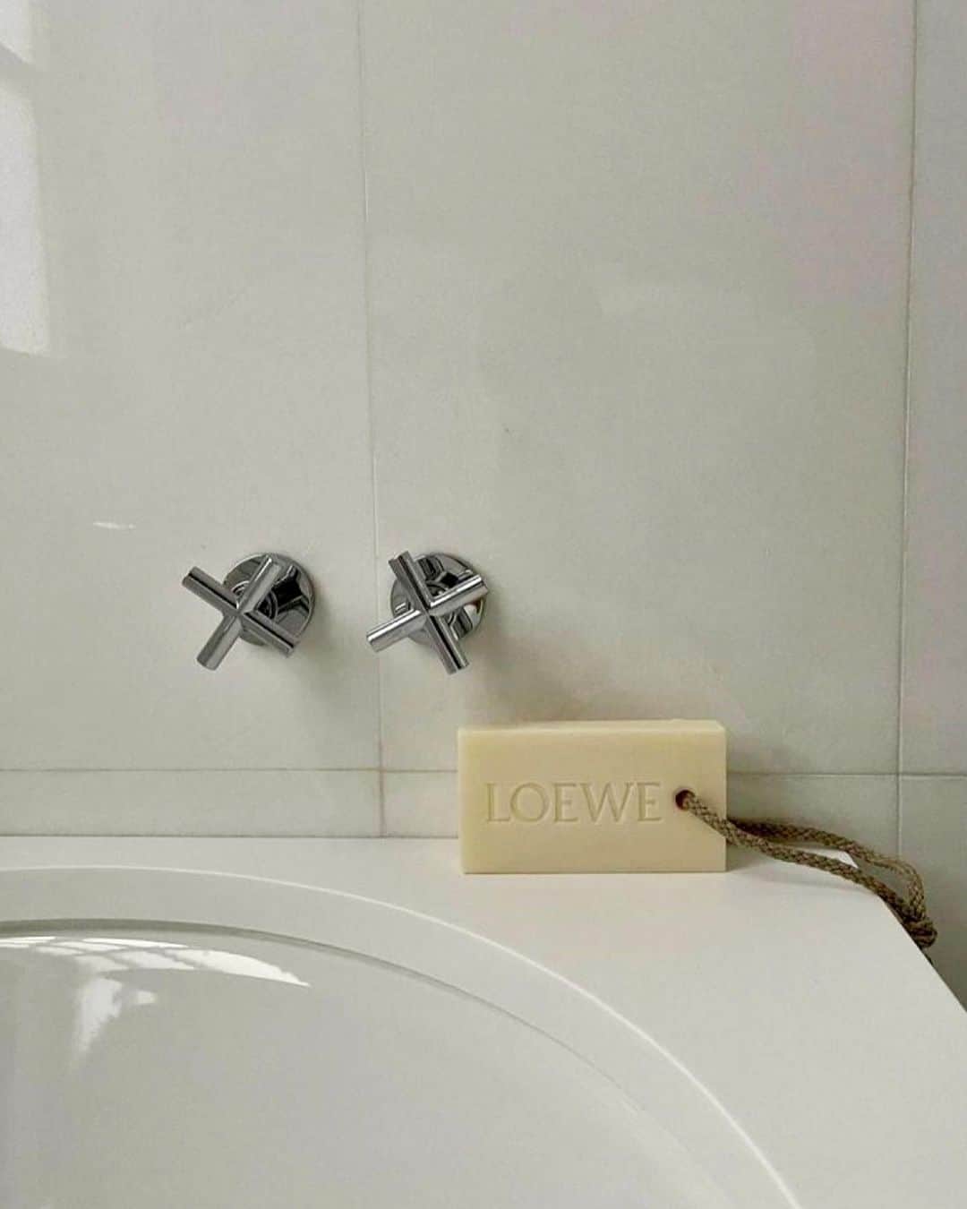 エリーローズのインスタグラム：「Weekend cleans.  Oregano solid soap @loewe_perfumes 🫧」