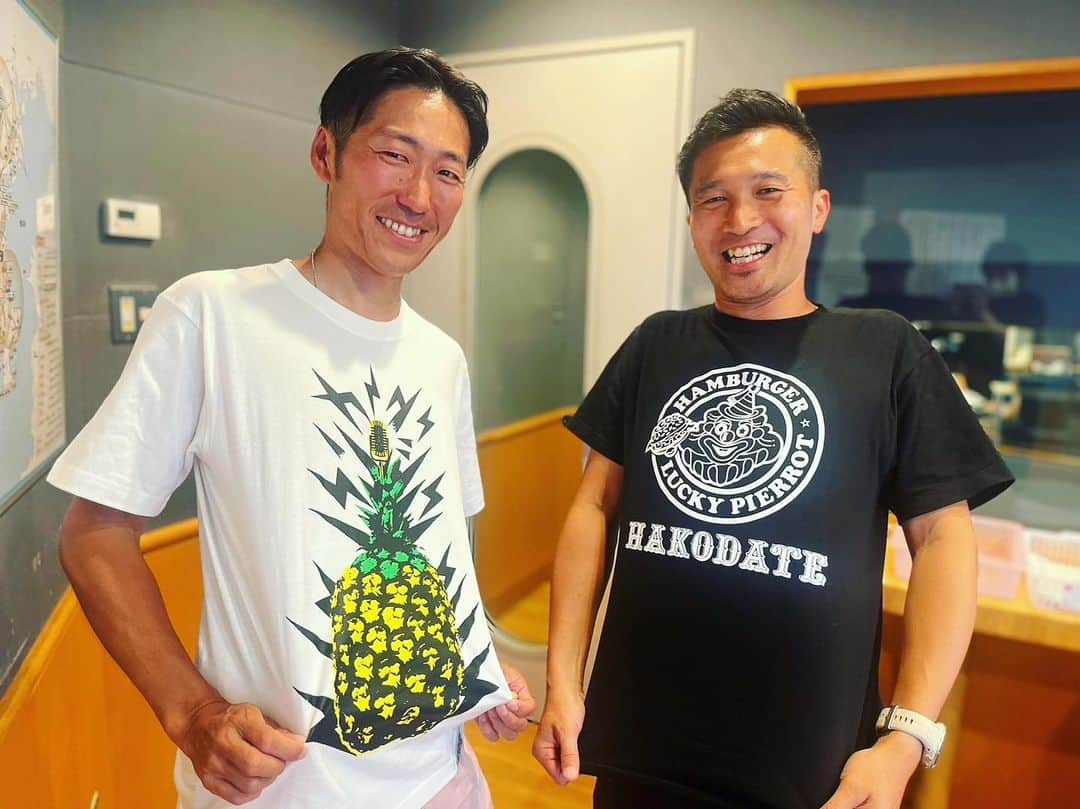 柴田聡のインスタグラム：「お気に入りのTシャツで #jogstation   函館マラソン振り返りと リスナーの方からの メールで、ケンケンコーチより 坂道対策のアドバイスを頂きました。  ワタクシは来年の #函館マラソン の 参考に致します^ ^  #かりゆしパインT #ラッキーピエロT」