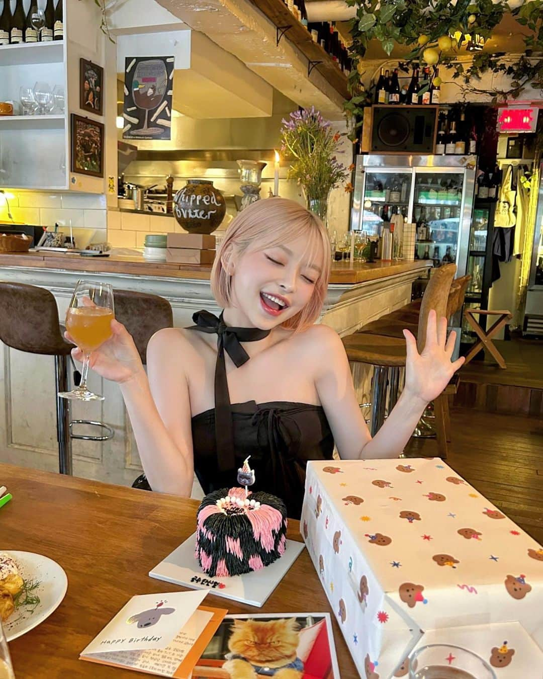 カン・テリのインスタグラム：「생일은 사랑하는 사람들과🤍 🎂Happy birthday to me🎂」