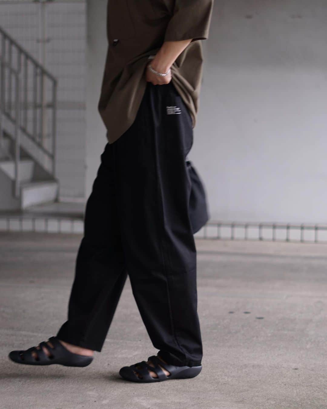 のインスタグラム：「restock  FreshService CORPORATE EASY PANTS  ¥13,200  color ブラック ブラックストライプ ベージュ  こちらのブランド定番イージーパンツが再入荷しております。  ご注文、又は問い合わせはDMにてご連絡ください。 ------------------------------  ARK STATES/ARK VINTAGE  栃木県宇都宮市伝馬町1-17 1F TEL:028-688-8895 @arknets_official  #arkstates#fashion#styling #ファッション#arknets #栃木 #栃木セレクトショップ #宇都宮セレクトショップ #宇都宮#セレクトショップ #ユニオン通り#freshservice #フレッシュサービス」
