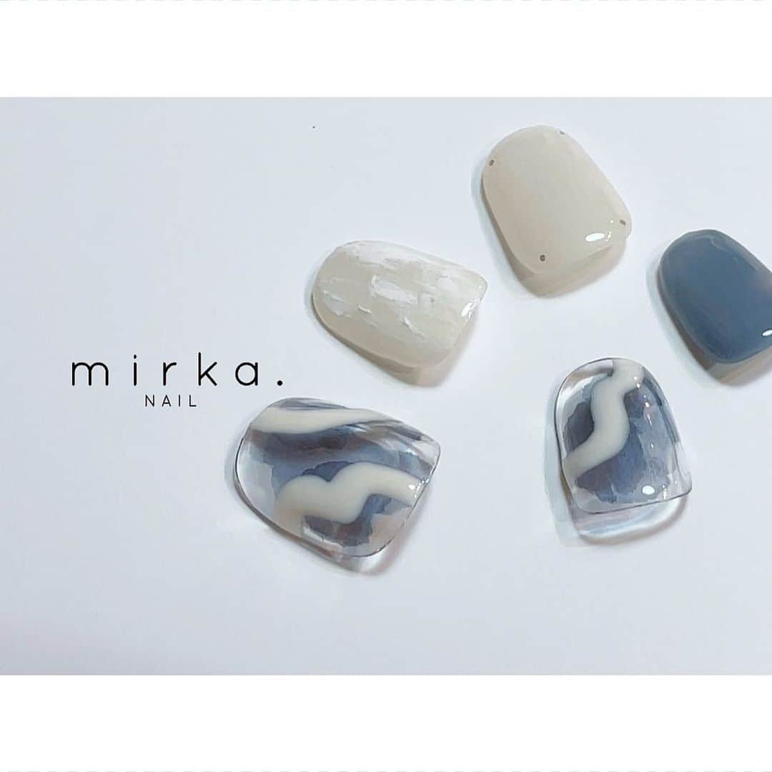 mirka. NAIL(ミルカネイル)のインスタグラム：「⁡ ⁡ ⁡ ⁡ new !! ⁡ ⁡ ⁡ #mirkanailsample ⁡ ………………………………………………………… ⁡ ご予約、お問い合わせは LINE ID⇒ @mirka.nail (@含む)まで。 ⁡ ご新規様はハイライトの「ご案内」と「ご予約方法」を必ずお読みいただいてからご予約くださいますようお願いいたします。 空き状況や詳細はLINEの投稿からご確認ください。 ⁡ ⁡ ⁡ ⁡ #mirkanail#nails#nail#nailart#naildesign #ショートネイル#ネイルアート#ネイルデザイン#ネイル#大人ネイル#シンプルネイル#オフィスネイル#ニュアンスネイル#ナチュラルネイル#カジュアルネイル#ショートネイルデザイン#美甲#夏ネイル#夏ネイル2023 #プライベートサロン#プライベートネイルサロン#東京ネイルサロン#東京ネイル#江東区ネイルサロン#森下#清澄白河 ⁡」