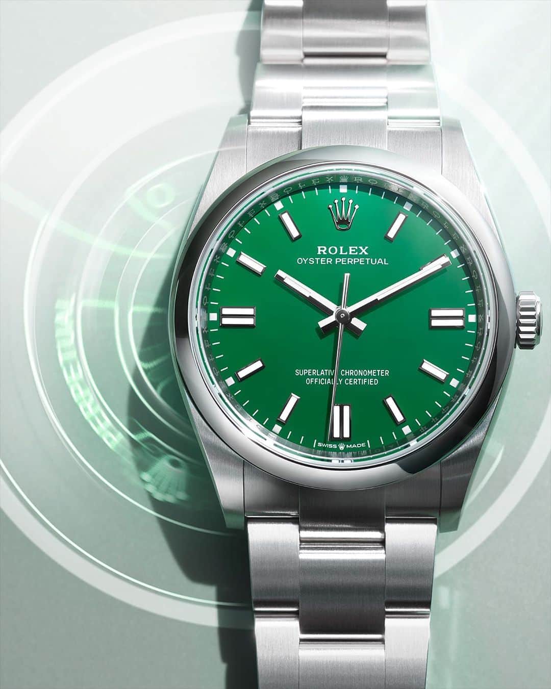 rolexのインスタグラム：「The Oyster Perpetual 36, with a green lacquer dial featuring Chromalight hour markers, is powered by calibre 3230, ensuring precision, reliability and a power reserve of about 70 hours. Simple at first sight but boasting the latest Rolex technology and innovations. #Rolex #OysterPerpetual #101031」