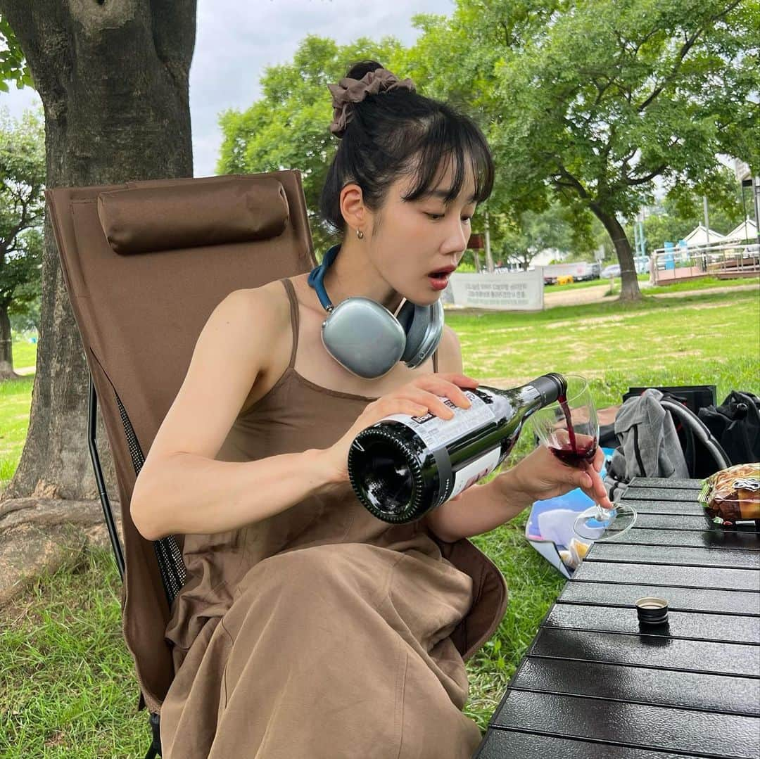 ソ・ウナのインスタグラム：「여유로운 하루🥹🍷🌿📖🧺✨」