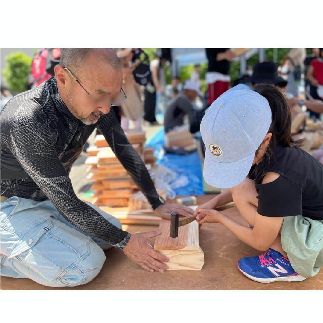 望月みささんのインスタグラム写真 - (望月みさInstagram)「東京土建一般労働組合が毎年開催してくれる住宅デー😍  ティッシュBOXを作ったり、モザイクタイルを作ったり…のこぎり体験やヨーヨー釣りなどもあって最高に楽しみました😆  本当に素敵な経験をさせて頂き、感謝しかないです🥺  大人気イベントなので、受付は長蛇の列…からの整理券で呼ばれるのを待って…なのりのはその間お友達と楽しく遊びまわって楽しそうだったけれど、最高の快晴だったこの日🌞 汗だくで、主に並んで順番を待つ係だった私は…帰ってきたら首周りがっっっっつり大日焼け🤣 夏先取りの日焼けでございましたwww 数日、火傷並みの日焼けをアロエジェルで癒したけれど、シミが出やすい歳なんだから気をつけなさいよ私。🤣 ま、楽しかったから良いよね😉  #時差スタグラム#東京土建#住宅デー#木工工作#ものづくり体験#楽しすぎイベント#🧡」7月8日 17時02分 - mochizuki.misa