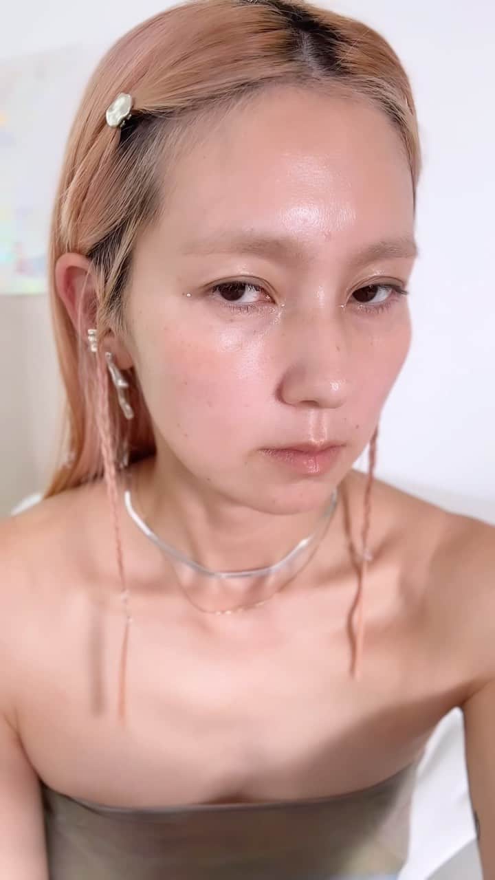 三苫愛のインスタグラム：「ブリーチなしでブリーチ眉を作る方法❤️‍🔥 今回は @narscosmeticsjapan のコンシーラーを使いましたが全然落ちなかったです！ 自分でも新しい顔に出会えた気分でした🦑 そして結構好評だった！ えーちゃん @ei__sugimoto がやってて挑戦したいけど勇気が出なかったのでまずはコンシーラー作戦しました。 ネイルは @celvoke.jp のクレイブドネイルポリッシュ 07。 中々好きだったメージュメイクは明日how toを載せます🦉」
