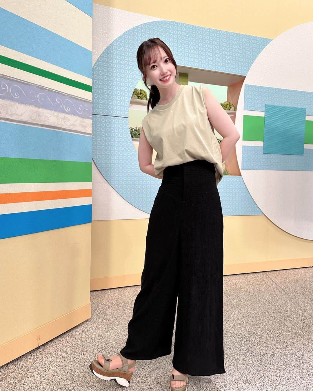 石井奏美のインスタグラム：「今日のシアワセ気分の衣装です👗  カジュアルなモスグリーンのTシャツ だったので久々のパンツスタイルに✨  Tshirt:  TheBaTONe. pants: SNIDEL (@snidel_official )  今夜は雨脚が強まりそうですから お気をつけください☔️    #岡山#香川#アナウンサー#衣装 #okayama#kagawa#fashion#ootd」