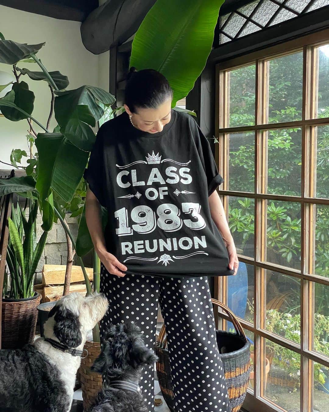 桐島かれんのインスタグラム：「今日はこれから、ハイスクールの同窓会。クラスメイト皆で、このお揃いのTシャツを着ます。 #classof1983#83年高校卒業」