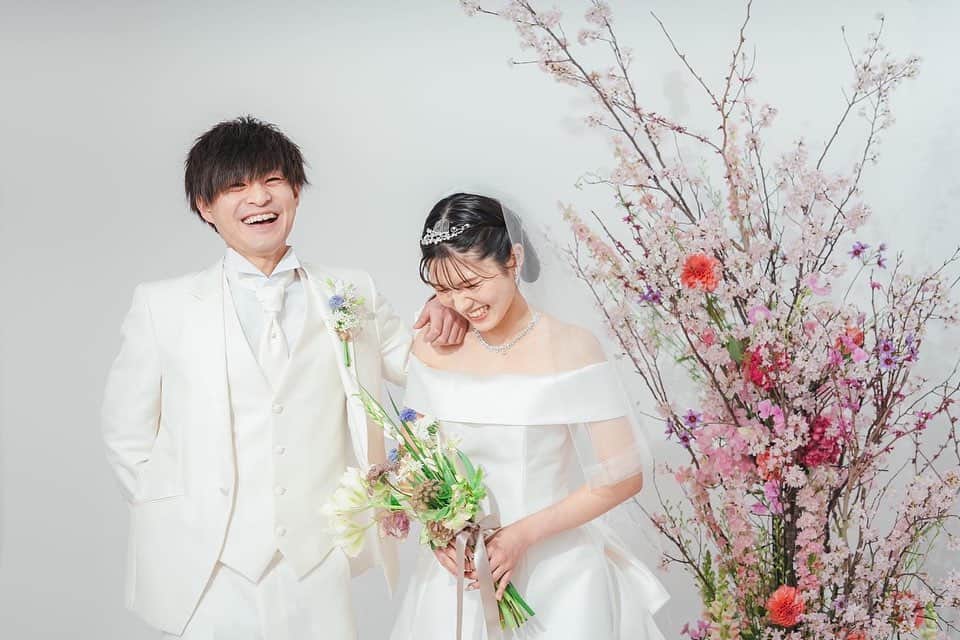 ラヴィ•ファクトリーさんのインスタグラム写真 - (ラヴィ•ファクトリーInstagram)「. 【写真で叶える結婚式】 . おふたりの好きなものに囲まれて スタジオフォトを📷 おふたりらしさの溢れるお写真です✨  . —————— ラヴィファクトリー: @nagoya_laviephotography Photographer: @joe_laviephotography AREA:JAPAN,NAGOYA —————— @laviefactoryをフォローして #laviefactory #ラヴィファクトリー のハッシュタグをつけて お写真を投稿してみてくださいね✳︎ . こちらの公式IG（@laviefactory） で取り上げさせていただきます✨ . 思わず笑顔になれるハートのある 「家族写真」はラヴィクルール* >>>@laviecouleur_official . #wedding #weddingphotography #photo  #ハートのある写真 #instawedding #結婚写真 #ウェディング #ウェディングフォト #撮影指示書 #ロケーションフォト #前撮り#写真好きな人と繋がりたい #フォトウェディング #卒花 #後撮り #ウェディングニュース #前撮り小物 #前撮りフォト #前撮りアイテム #ウェディング撮影 #撮影構図 #前撮りアイディア #撮影指示書 #花嫁コーディネート #花嫁コーデ #洋装ロケフォト #スタジオフォト #私服フォト #エンゲージフォト」7月8日 17時17分 - laviefactory