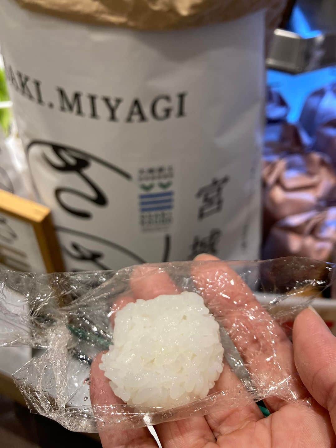小谷あゆみのインスタグラム：「ささ王！世界農業遺産@大崎市おすすめの「ささ結」のフェア！ 7/7〜8の2日間、銀座三越でありました。 あっさりさっぱりササニシキから生まれた「ささ結」。ササ系のコンクールで日本一金賞に輝いた生産者の関さんも自らPR！ 玄米で1キロ1010円のデラックス米！ お米の専門店山田屋さんでは、手巻き寿司の時はささ結、ハンバーグにはこのお米、と、1合単位で「精米したて」を買うおいしいごはんにこだわるお客さんが多いそう。 しかも顧客の2割はインバウンド！何十キロもまとめ買いして帰るそう。さすが銀座三越。 試食で頂いたささ結は、さっぱりしてるけどお米のうま味があり、つぶはしっかり冷めてもおいしいー！ （あえて冷めてから食べたいかも） 東アジア世界農業遺産学会でご一緒した阿部さんはじめ大崎市の応援に行ってきましたー❗️」